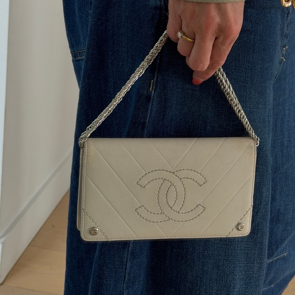 CHANEL Ivory Chevron Leather Wallet - Picture 16 of 16